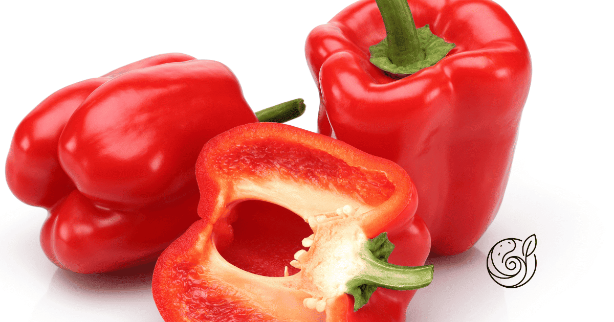 Reife rote Paprika ganz und aufgeschnitten — mit Kartoffelschalenmehl von Kartoffelkraft als natürlichem Kaliumlieferant für fleischige, aromatische Früchte